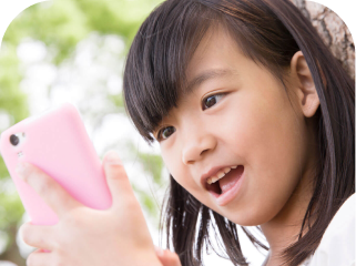 子供スマートフォンを操作するイメージ