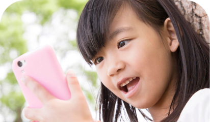 子供スマートフォンを操作するイメージ