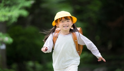 走っている子ども
