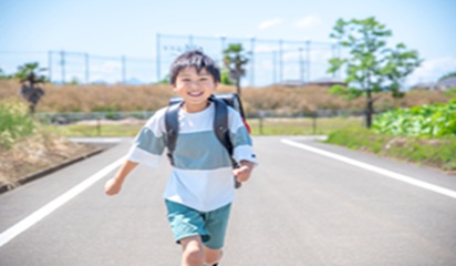 歩く少年のイメージ