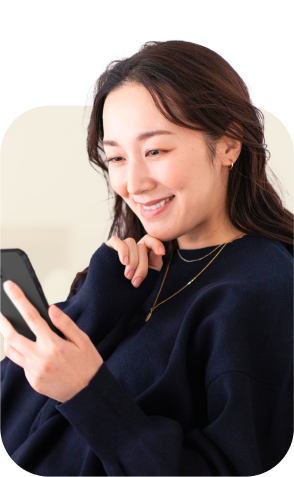 GPSを確認して安心する母親のイメージ