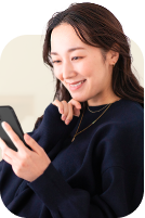 GPSを確認して安心する母親のイメージ